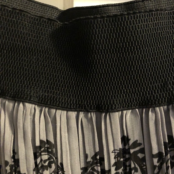 Pleated metrowear skirt - Picture 3 of 5